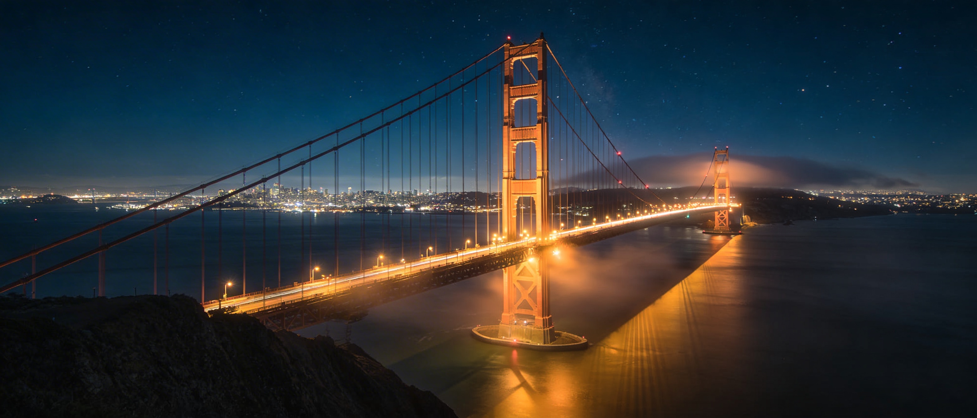 Мост Золотые Ворота ночью: янтарные огни над заливом Сан-Франциско