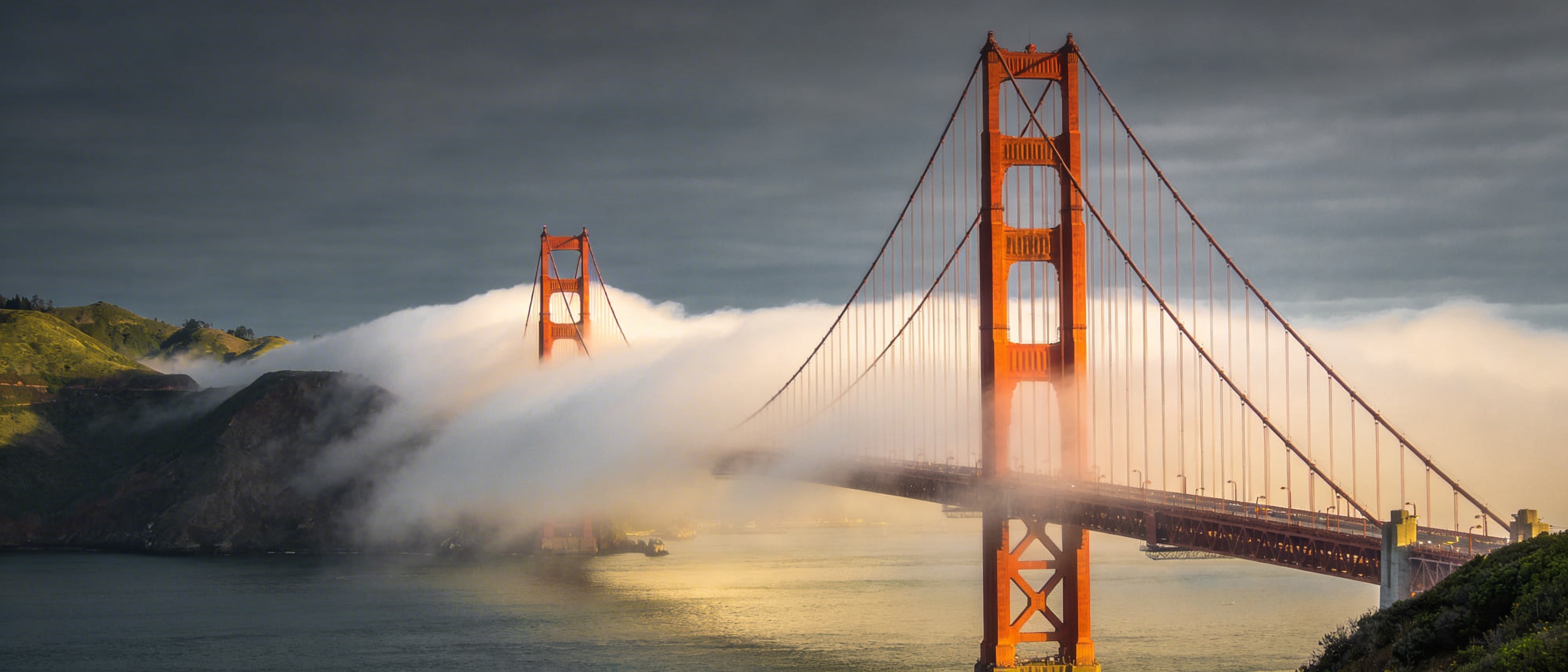 Мост Золотые Ворота в Сан-Франциско, окутанный туманом
